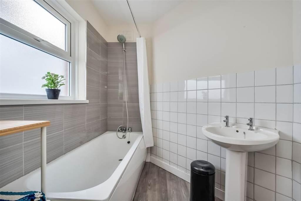 Holiday home Beautiful 2 Bed House, South Belfast. 7 Minutes Centre. *